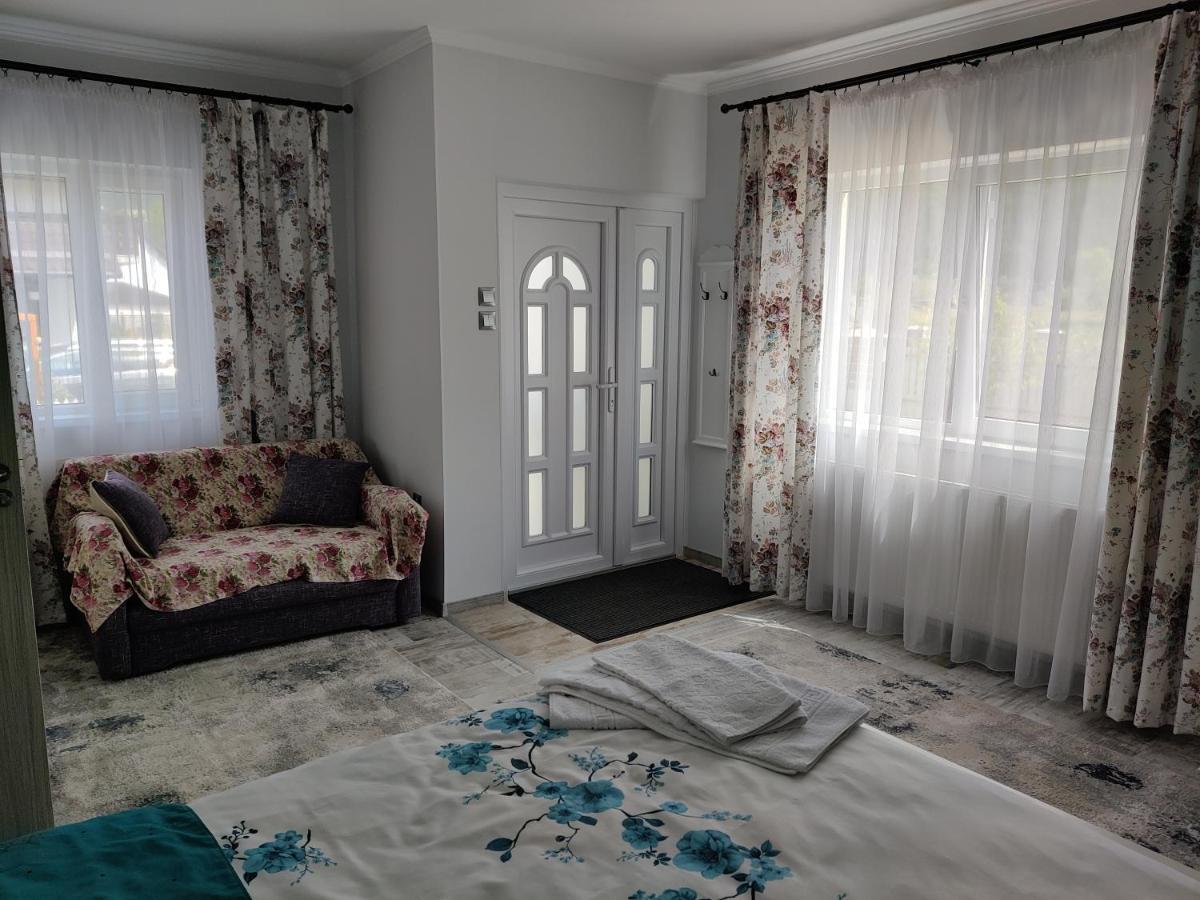 Vizuina Lupului Hotel Gura Humorului Eksteriør billede
